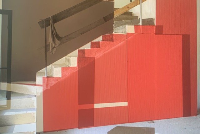 La stessa scala dopo l'intervento, con i parapetti in rosso acceso