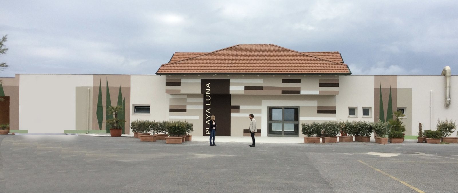 La stazione balneare di Marina di Varcaturo: edificio bianco e lungo con il piazzale davanti