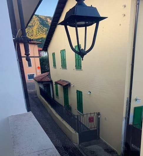 Il lampione in ferro battuto davanti alla facciata gialla