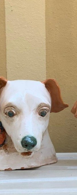 Testa di cane in creta cruda, modellata a mano