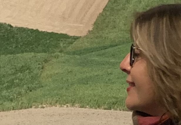 Paola Rovetta di profilo, davanti a una campagna di campi coltivati