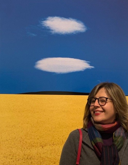 Ritratto di Paola Rovetta davanti a un campo giallo sotto il cielo
