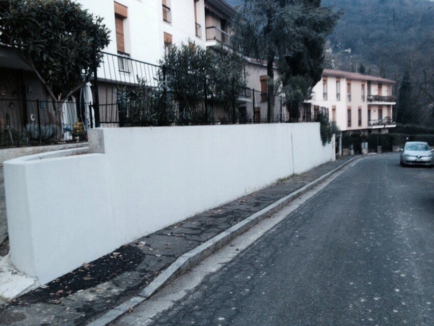 Il muro bianco lungo la strada in salita, allo stato attuale