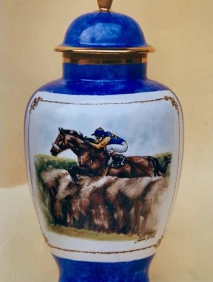 Vaso in porcellana blu dipinto a mano con una scena di corsa